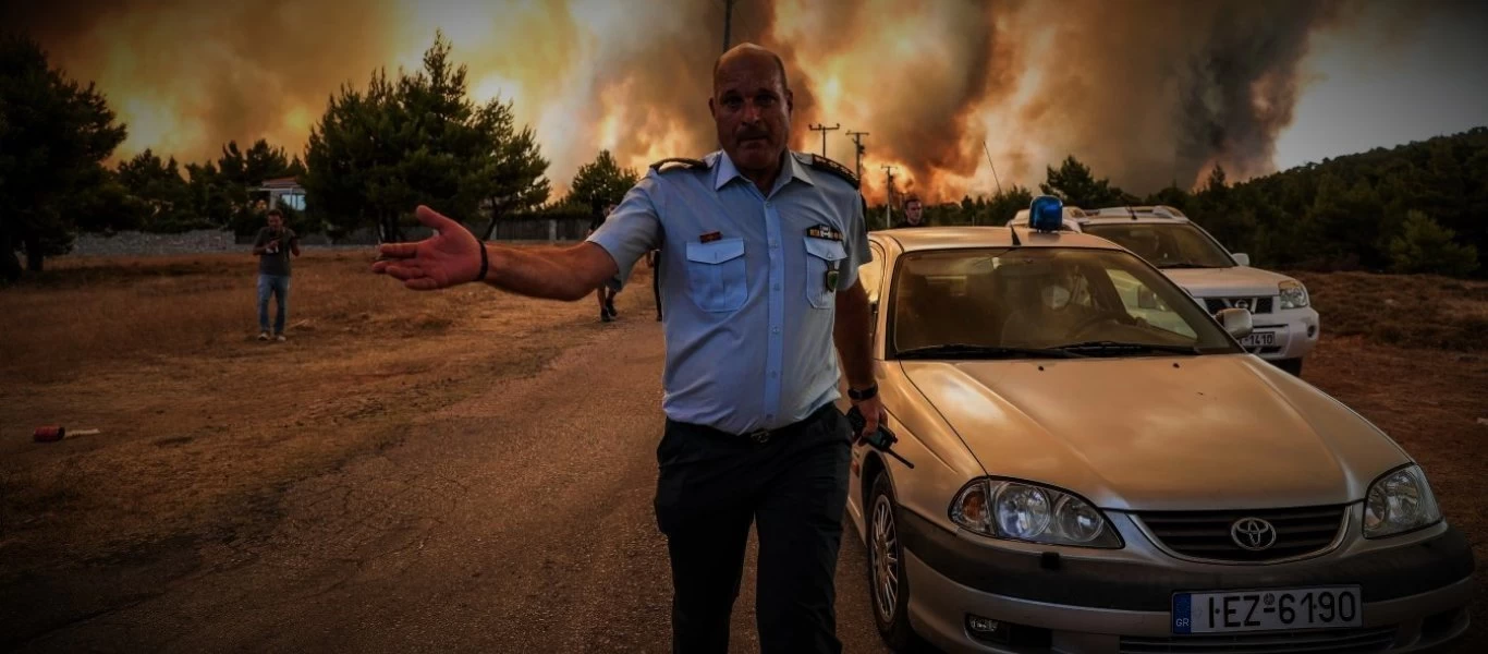 Συναγερμός στην Ιπποκράτειο Πολιτεία - Φλέγεται ο οικισμός - Πέρασε την Εθνική Οδό η πυρκαγιά